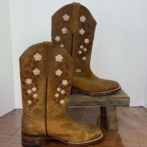 San Fernando bulldog Mirabel brown/tan colored calf boots. Size 26/9 EUC.